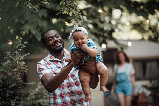 Idée cadeau pour jeune papa : comment faire plaisir à coup sûr